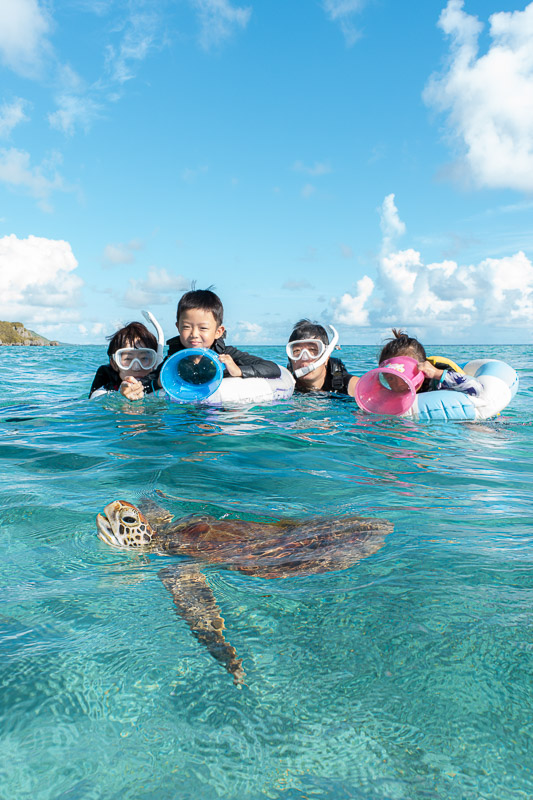 宮古島ウミガメツアーフォトギャラリー|感動の瞬間をあなたの記憶と記録に。 9 宮古島でウミガメと遭遇した瞬間を記念撮影した1枚です