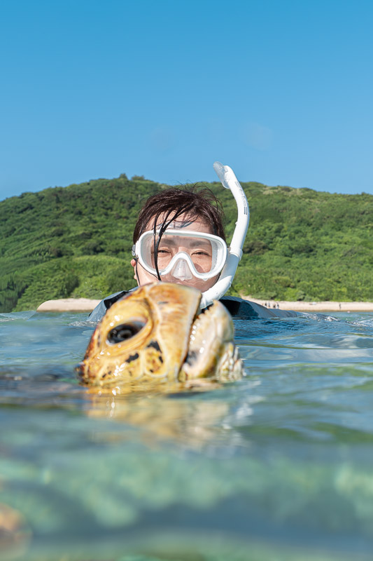 宮古島ウミガメツアーフォトギャラリー|感動の瞬間をあなたの記憶と記録に。 6 宮古島でウミガメとあなたを撮影するシュノーケリングツアー